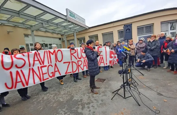 Pred Zdravstveni dom Polje, kjer manjkajo vsi družinski zdravniki, 
se je v podporo kampanji  Ustavimo rušenje javnega zdravstva 
zbralo več deset ljudi.