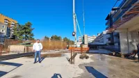 Gašper Vinčec na gradbišču bodočega stolpiča s 57 stanovanji, ki bodo prilagojena kupcem,  starejšim od 55 let.