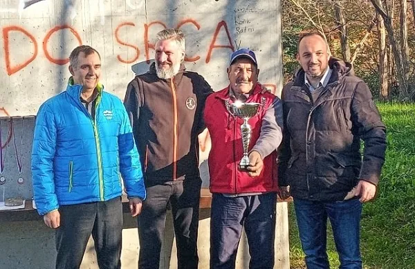 

Najboljši na zadnjem turnirju (z leve): Drago Vuleta (3. mesto), 
Darko Simčič (2.), Jožef Hvalica (zmagovalec) z županom občine 
Renče-Vogrsko Tarikom Žigonom.