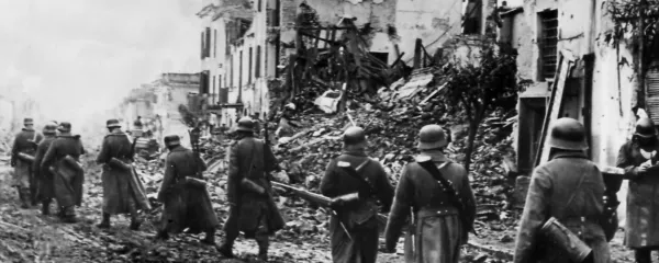 Ruševine v kraju Nettuno pri Anziu leta 1944, kjer so se izkrcale 
zavezniške sile. Fotografijo hrani Muzej novejše zgodovine Slovenije. 




