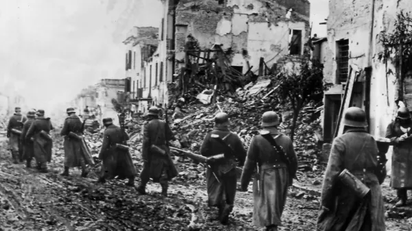 Ruševine v kraju Nettuno pri Anziu leta 1944, kjer so se izkrcale 
zavezniške sile. Fotografijo hrani Muzej novejše zgodovine Slovenije. 




