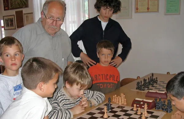 Mojster Silvo Kovač je dolgoletni  mentor mladim  idrijskim šahistom.

