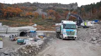 Ob gradnji so “pridelali” za 800.000 kubičnih metrov viška 
apnenca, ki ga nameravajo prodati. Zanj se zanima Salonit 
Anhovo.  