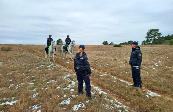 Obmejno  območje  nadzirajo    tudi    policisti  konjeniki.