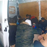 V  zadnjih  dneh  so  policisti  v zaledju  Kopra  prestregli  več  kombijev,  
s  katerimi  so   bili prebežniki namenjeni  v  Italijo.  Med  njimi  je  bilo  
tudi  precej  otrok.  