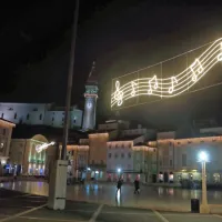Praznične luči so v Piranu in  Portorožu zasvetile natanko pred 
dvema tednoma.       