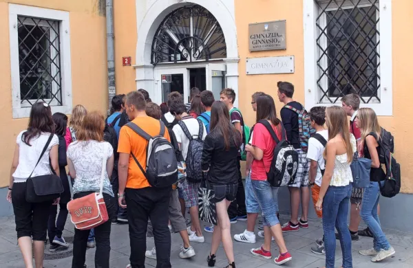 Dija&scaron;ke skupnosti pozivajo k uvedbi subvencij oskrbnin v dija&scaron;kih domovih za dijake iz socialno &scaron;ibkih družin