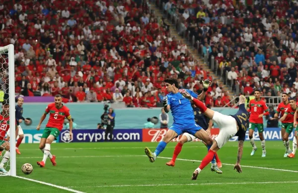 Tako je Theo Hernandez z akrobatskim vložkom načel mrežo 
Maroka že v 5. minuti tekme. 