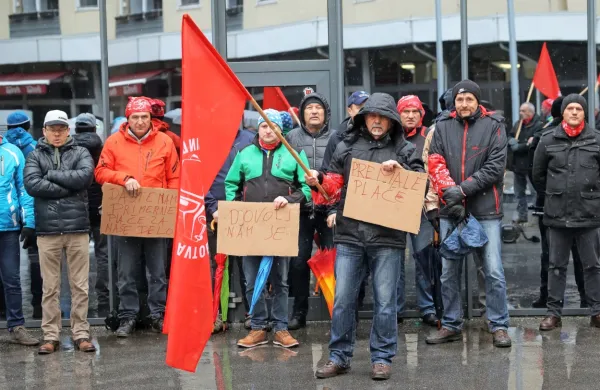 Nekaj več kot 50 članov Sindikata voznikov avtobusov Slovenije se 
je danes zbralo na protestnem shodu pred upravno stavbo družbe 
Nomago v Ljubljani.