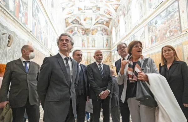 Papež Frančišek je danes v Vatikanu v zasebno avdienco sprejel 
slovenskega premierja Roberta Goloba.
