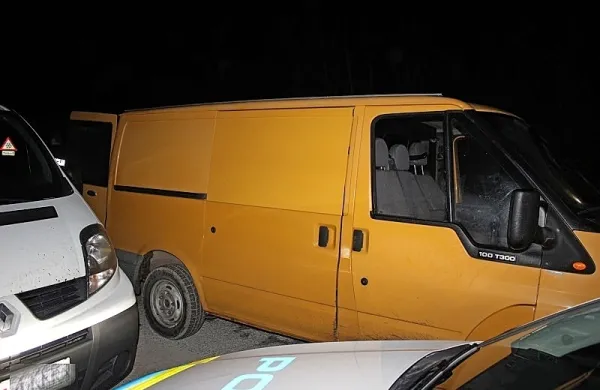 Koprski  policisti  so  v  sredo  malo pred  polnočjo  pri  Mostičju  in  
Hrastovljah  ustavili  kombija  ljubljanske  registracije, v  katerih  so  
bili  med  migranti  tudi  otroci.  