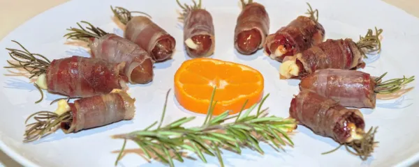 Datljevi zavitki s panceto in kozjim sirom