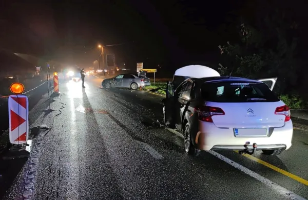 V  petek  zvečer  je  47-letna voznica  z  belim  citroenom   čelno  trčila  v 
avto,  s  katerim  je  nasproti  pripeljal  enako  star    voznik.  