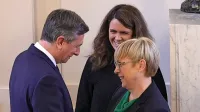 Na prvi obisk v predsedniško palačo je novoizvoljena predsednica 
Nataša Pirc Musar prišla tudi s sodelavko v svoji odvetniški pisarni 
Ulo Tomaduz (v ozadju).