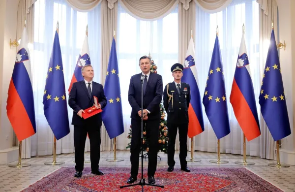 Predsednik republike Borut Pahor je sinu Jožeta Pučnika Gorazdu 
Pučniku vročil najvišje državno odlikovanje red za izredne zasluge. 