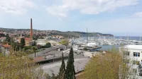 Istrski kulturni center Izola so arhitekti načrtovali na območju 
Male opreme v ospredju fotografije in Ribe (naprej proti morju), 
čeprav slednje  ni v lasti občine. 