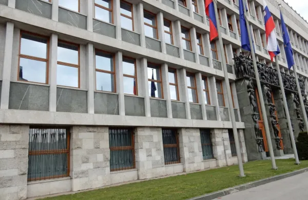 Vox populi: Podpora vladi padla, odstop Bobnarjeve utemeljen