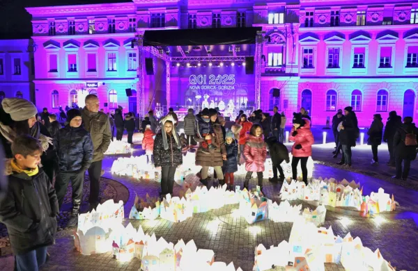 &Scaron;olarji z obeh strani meje zgradili pravljično somestje