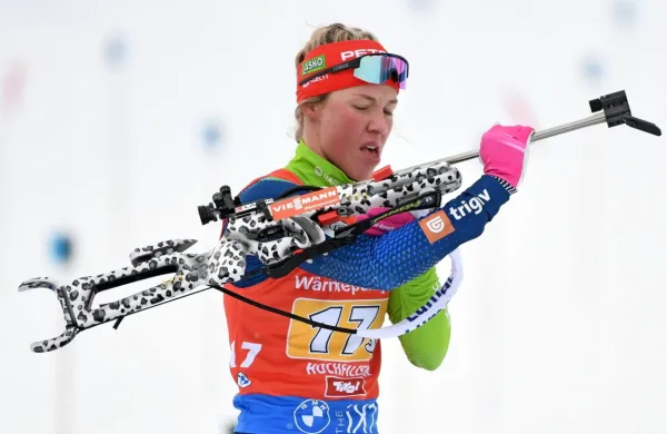 Anamarija Lampič je pred sezono smučarski tek zamenjala za 
biatlon. Zdaj je že stopila na zmagovalne stopničke.