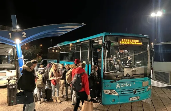 Gneča na avtobusni postaji v Luciji, kamor se je treba odpraviti, če 
hočeš zagotovo dobiti sedež na avtobusu za Ljubljano.
