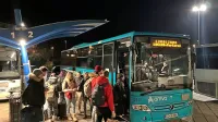 Gneča na avtobusni postaji v Luciji, kamor se je treba odpraviti, če 
hočeš zagotovo dobiti sedež na avtobusu za Ljubljano.