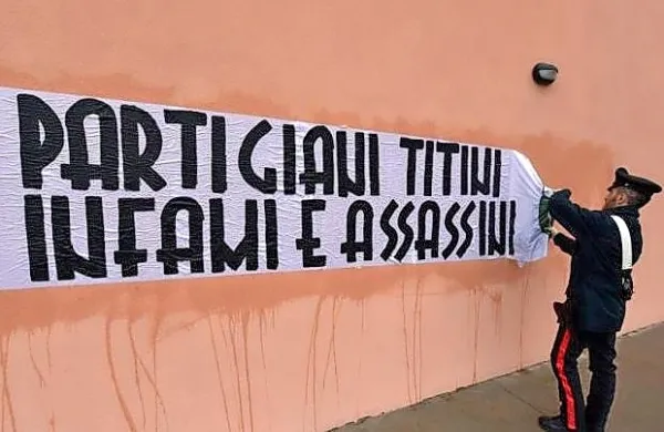 Takšni sporni plakati so se pojavili na stenah v Opčinah in 
Boljuncu.