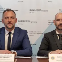Primož  Podbelšek  (levo)  in  Robert  Tekavec  sta  včeraj  znova  
opozorila  na  nevarnosti,   ki  na  spletu  pretijo  otrokom  in mladostnikom.