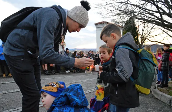 slovenski, zamejski in italijanski skavti so skupaj sprejeli Luč miru 
iz Betlehema.