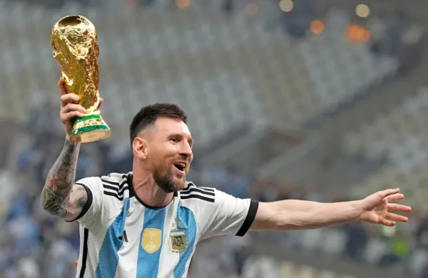 Lionel Messi se je takole veselil s pokalom  po nedeljski zmagi v 
finalu mudniala proti Franciji.
