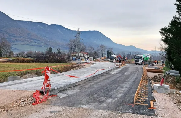 Prvo betonsko krožišče pri nas bodo gradili še do aprila prihodnje leto. 