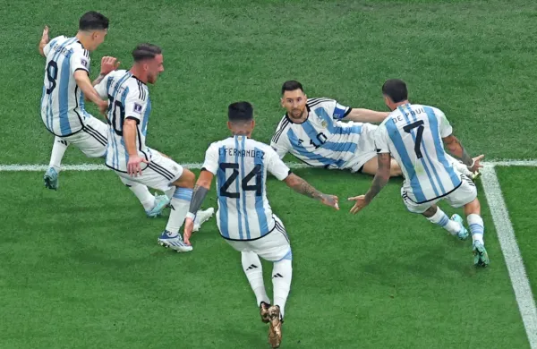 Lionel Messi (na tleh) se lahko z argentinskimi soigralci prepusti 
uživanju po naslovu svetovnega prvaka.  