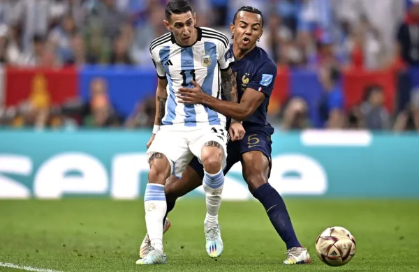 Angel di Maria (v svetlejšem dresu) je  nagnil tehtnico finalnega 
dvoboja na argentinsko stran, ko je bil na igrišču. 