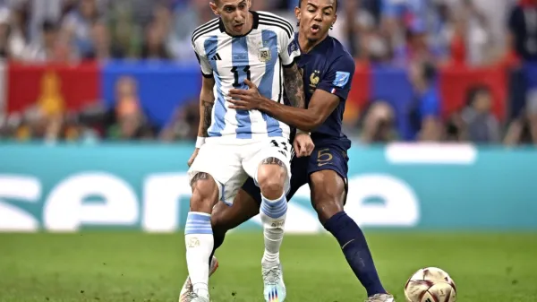 Angel di Maria (v svetlejšem dresu) je  nagnil tehtnico finalnega 
dvoboja na argentinsko stran, ko je bil na igrišču. 