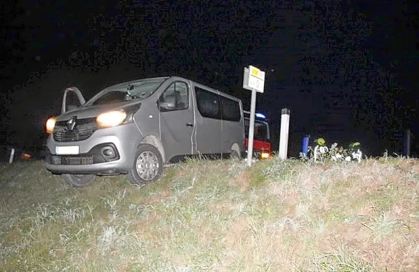 Kombi  s  prebežniki  je  obstal  na  robu  brežine,  voznik  pa  je  poskušal  
pobegniti ...    