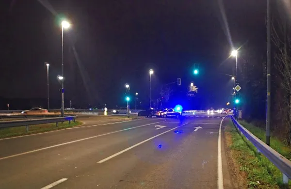 Včeraj, okoli 18.3o, so policisti prejeli obvestilo o prometni  
nesreči, ki se je zgodila med Ajševico in Novo Gorico in v kateri je 
bila  udeležena  voznica  začetnica.  