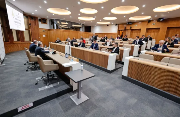 Državne svetnike je zmotila možnost uporabe sredstev za tajno 
sledenje zgolj na podlagi odločitve predstojnika Fursa in brez 
zunanje kontrole. 