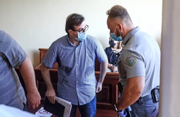 Na koprskem  sodišču  so  včeraj  poslušali  zagovor,  ki ga  je 
Aleksander  Vettorazzi  dal  pred  dvema  letoma,  ko  je  bil  še  v  
priporu.  Lani  pa  so  se  za  njim  izgubile  vse  sledi.  