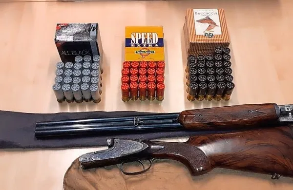 V vozilu je imel skrito razstavljeno lovsko puško dvocevko in 72 
šibrnih nabojev. 