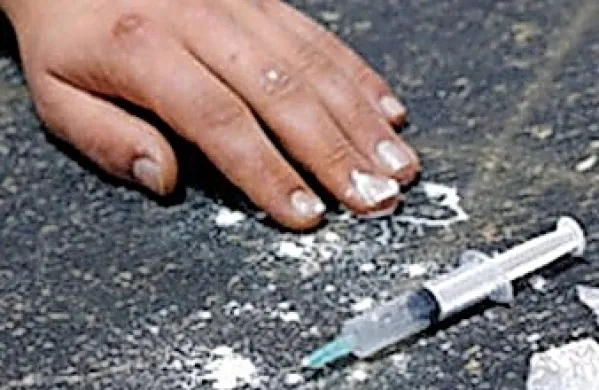  Fentanil, ki je podoben heroinu, a precej močnejši, njegova 
proizvodnja pa je bistveno cenejša in hitrejša, v ZDA sicer 
večinoma pride iz Mehike.