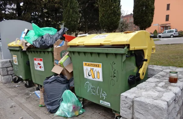 Na ekoloških otokih bodo vsi zdajšnji zabojniki za plastično 
embalažo, plastenke in kovinsko embalažo poslej namenjeni 
mešani embalaži.