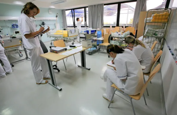 Vladna in sindikalna stran podpisali dogovor o odpravi plačnih nesorazmerij v zdravstvu in socialnem varstvu