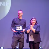 Nogometaš Kopra Andrej Kotnik in državna sekretarka na Uradu za 
Slovence v zamejstvu in po svetu Vesna Humar. 