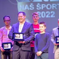 Priznanje za najboljšega športnika Primorske je v imenu Tonija 
Vodiška prejel oče (v ospredju).