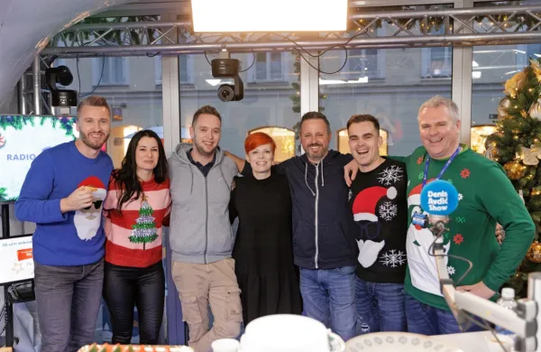Na Mestnem trgu v Ljubljani že od 5. ure poteka tradicionalni 
28-urni dobrodelni maraton Radia 1 in dm. 