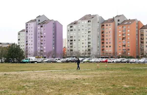 Sredi marca zvečer je v enem od stanovanj v Ulici Gradnikove 
brigade Valentina T. nasilnega partnerja z nožem zabodla v 
trebuh.