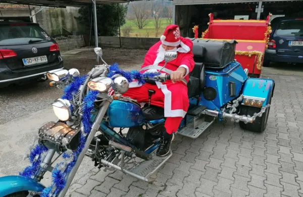 Od prometne nesreče, v kateri se je hudo poškodoval, Erik Breščak ne more več voziti običajnega motorja, kot Božiček se 
pelje na prilagojenem trikolesniku, ki ga obožuje.      