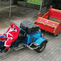 “Sani” za motorjem so Božičku izdelali prijatelji, da z njimi prevaža 
darila za otroke.    