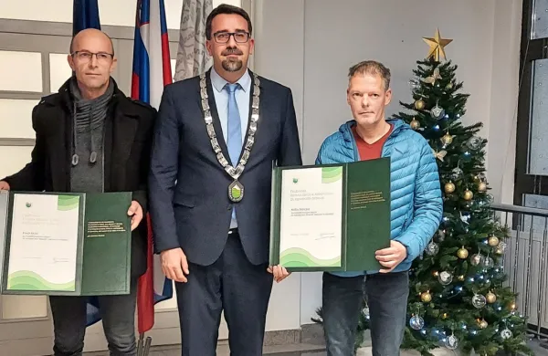 Župan Tadej Beočanin je Esadu Bešiću (desno) in Mitji Breclju za 
nesebično pomoč podelil priznanje za plemenito dejanje.