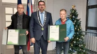 Župan Tadej Beočanin je Esadu Bešiću (desno) in Mitji Breclju za 
nesebično pomoč podelil priznanje za plemenito dejanje.