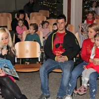 Daša Medvešček  iz Goriške knjižnice je Metki  in drugim  zbranim 
otrokom prebrala pravljico.
